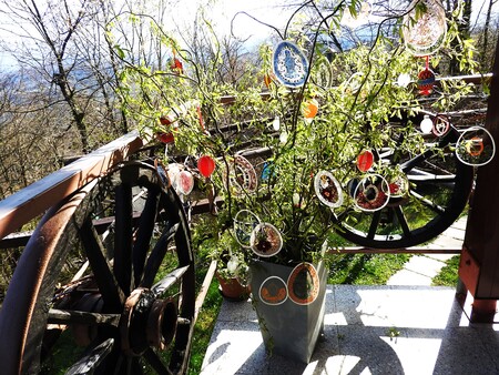 Na terasi pa ima na terasi 40  kvačkanih pirhov_1